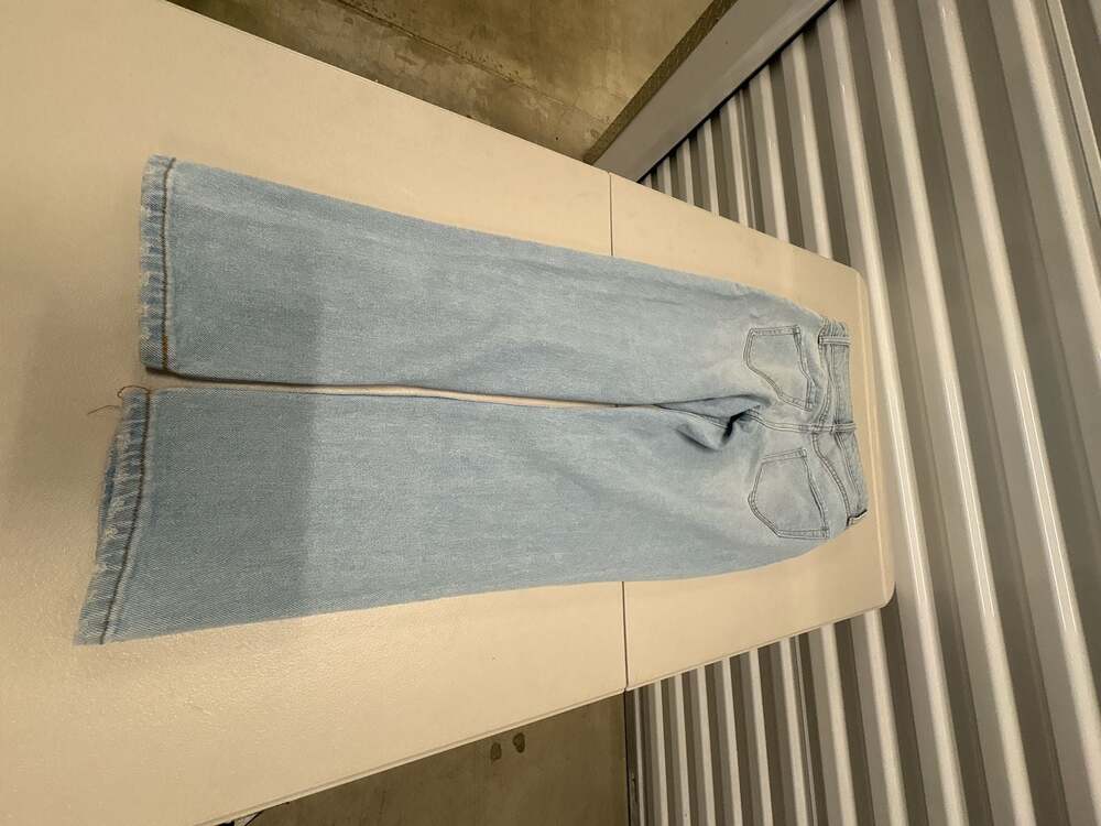 Women's Light Wash High-Rise Wide Leg Denim Jeans - Picture 3 of 6
